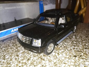 1:18 Cadillac Escalade pickup Sleva - 2