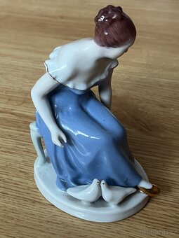 Porcelánová soška - dívka s holubicemi - 2