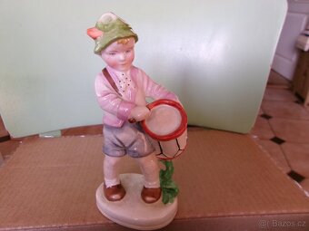 soska hudebnika a starozitne svicny - 2