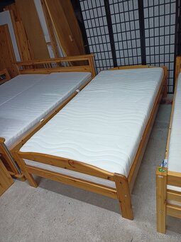 Prodám hezkou postel z masivu 100 x 200 cm - 2