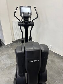 Life Fitness Discover SE3HD elipt.- nový stroj - 60% sleva - 2