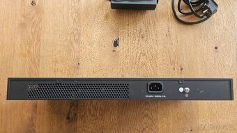 gigabitový ethernetový switch PLANET GSW-1601. - 2