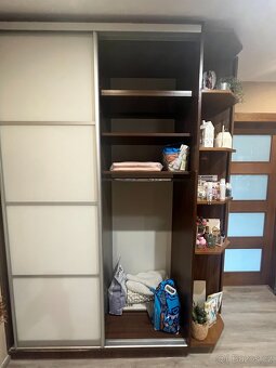 Vestavná skříň s posuvnými dveřmi a botníkem - 2