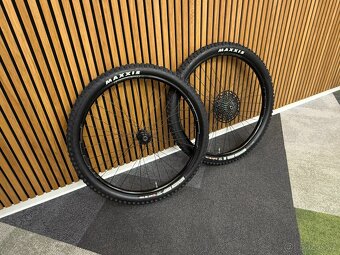 Přední a zadní pletené kolo Flow ZTR s pneu Maxxis a SRAM ka - 2