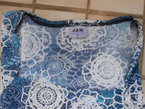 Modrá halenka s krajkovými vzory - 2