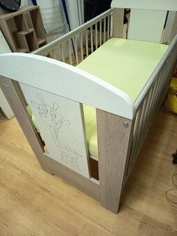 Dětská postýlka se stahovací bočnicí Drewex Žirafa + matrace - 2