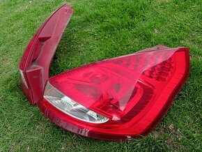 Ford Fiesta MK7 - Zadní originál světla - 2