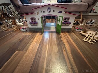 Stáj Schleich s příslušenstvím - 2