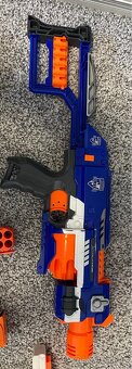 2x nerf pistole, příslušenství + náboje - 2