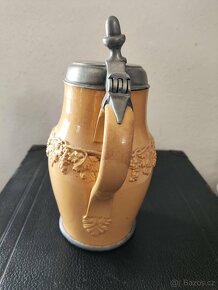 Džbánek 0,7l na víno s cínovým víčkem, s reliéfním dekorem - 2