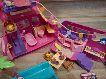 Rozkládací karavan, 30 příslušenství, 4 Barbie věci,časopisy - 2
