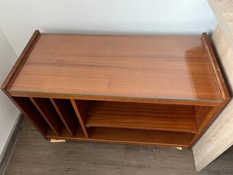 Prodám dřevěný TV stolek - 2