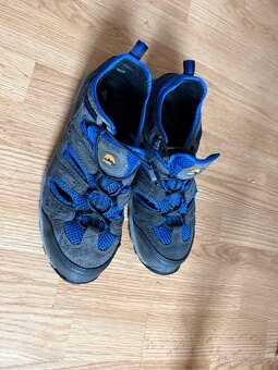 Sandály s ocelovou tužínkou. - 2