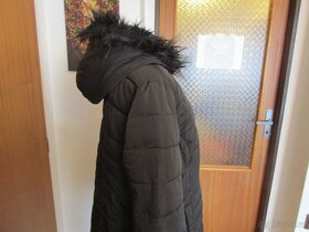 Velmi pěkná černá zimní bunda s kapucí, vel. 42 - 2