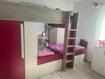 Dvoupatrova postel s šatnou - 2