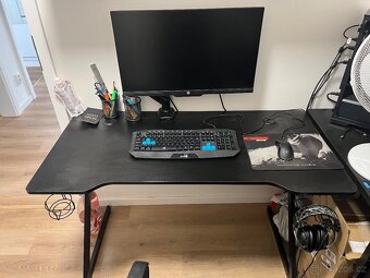 herní stůl pc na sluchátka a nápoje - 2