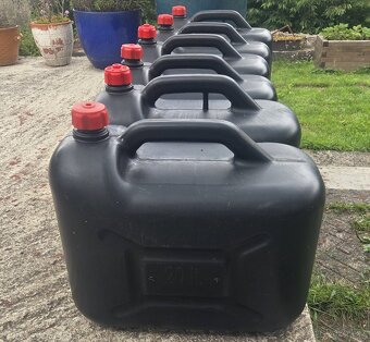 Kanystry na naftu nebo benzín 6 x 20 litrů - 2