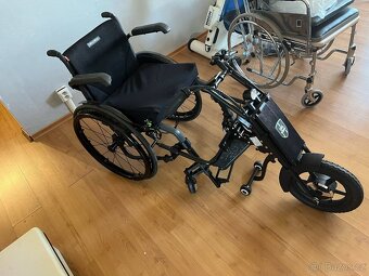 Velka SLEVA Skládací švýcarský invalidní vozík s pohonem - 2
