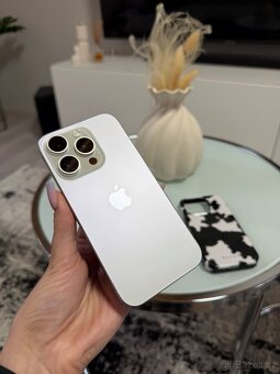 Apple iPhone 15 pro 128gb - bílý titan - 2