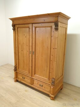 Starožitná zdobená skříň - 2