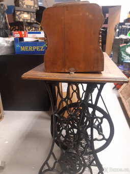 Krásný šicí stroj Bobbin - 2
