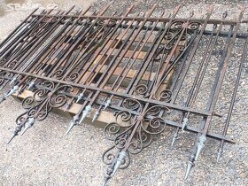 Starý železný plot, plotové dílce - 2