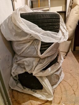 Prodám pneu 215/50 R17 - 2