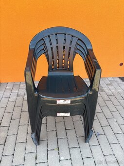 Plastové židle použité - 2