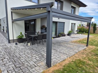 Hliníková pergola s elektricky ovládanou střehou a roletami - 2