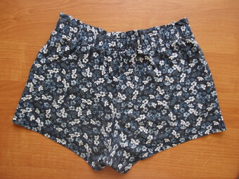 Kraťasy / šortky s kytičkami zn. H&M v. 122-128 - j. NOVÉ - 2