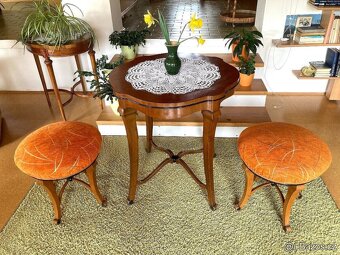 Starožtiný stůl a 2 taburetky - 2