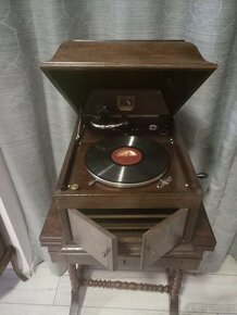 Dřevěný gramofon H.M.V - 2