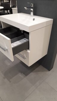 Koupelnová skříňka s umývadlem - 2