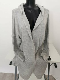 Oversized svetr šedé barvy s kapucí - 2