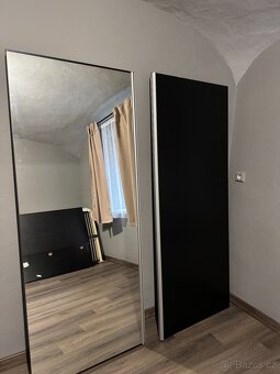 Prodám černou skříň s posuvnými dveřmi - 2