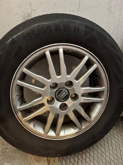 Sada litých kol 15” na Volvo V50 s letnimi 195/65 R15 - 2