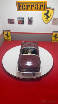 Ferrari 250 GT cabriolet 1:18 Hot Wheels - 2
