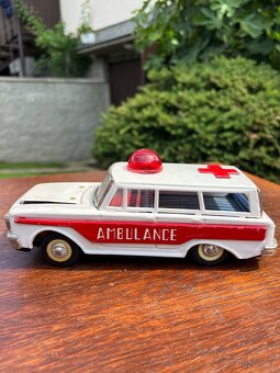 Plechová retro hračka – sanitka AMBULANCE MF 111 - 2