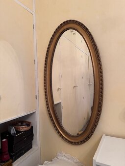 Velké nástěnné zrcadlo ve vyřezávaném zlaceném rámu - 2