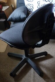 Čalouněná černá židle na kolečkách - 2