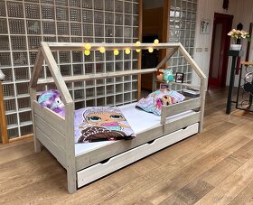 Nová, domečková postel s poličkami a roštem - 2