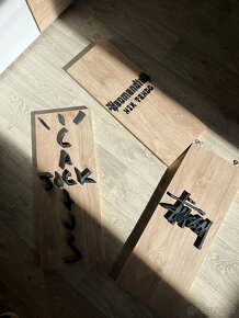Dřevěné logo Stüssy – Designová nástěnná dekorace - 2