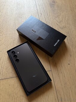 Samsung Galaxy S24 256GB šedý - 2