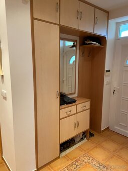 VELMI HEZKÁ PŘEDSÍŇOVÁ STĚNA SE SKŘÍNÍ A ZRCADLEM - 2