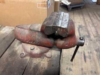 Dílenský ponk se svěrákem - 2