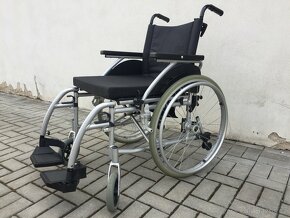 Odlehčený invalidní vozík se skládací konstrukcí - 2