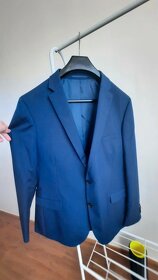 Tmavě modrý oblek - 2