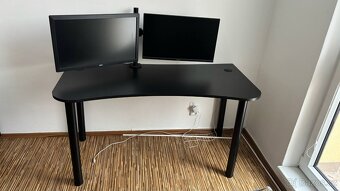 Monitory, stůl a držák - 2