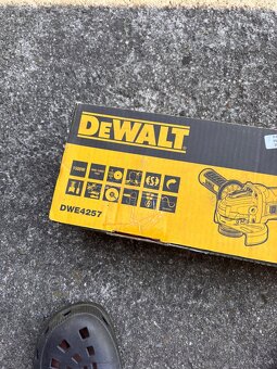 Úhlová bruska Dewalt DWE4257 - 2