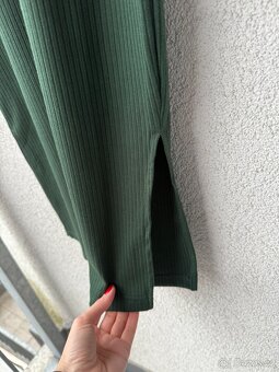 Zelené dlouhé šaty s rozparkem - 2